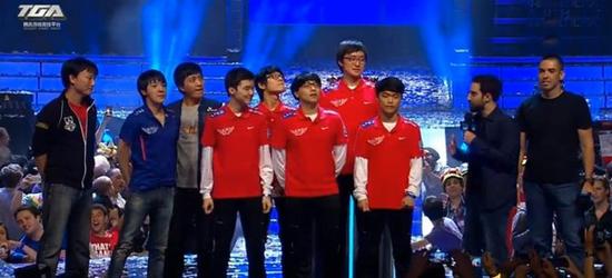 T1打野Oner姐姐晒照：艺术展上妈妈帮我拍的照片